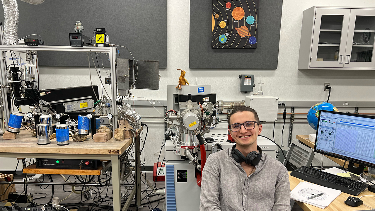 UNM researchers analyze moon record, challenging Earth’s water origins