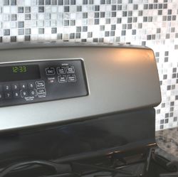 GE® freestanding gas convection range (JGB750EEFES)
