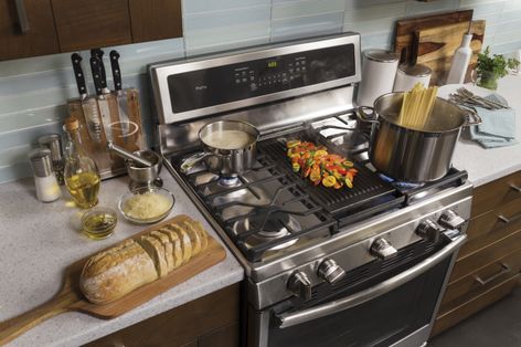 Edge-to-Edge Gas Cooktop with Dual Purpose Center Burner