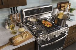 Edge-to-Edge Gas Cooktop with Dual Purpose Center Burner