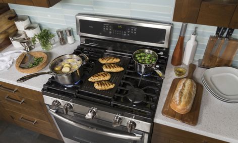 Edge-to-Edge Gas Cooktop with Extra-Large Integrated Reversible Cast Iron Griddle and Grill