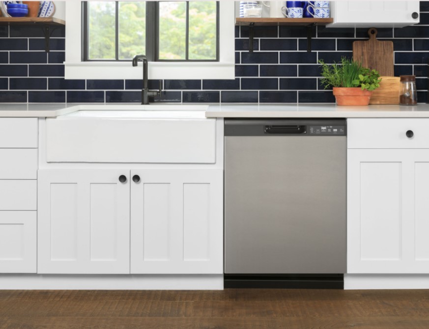 The new dishwasher provides an updated appearance with a long-form door, as well enhanced cleaning and easier maintenance.