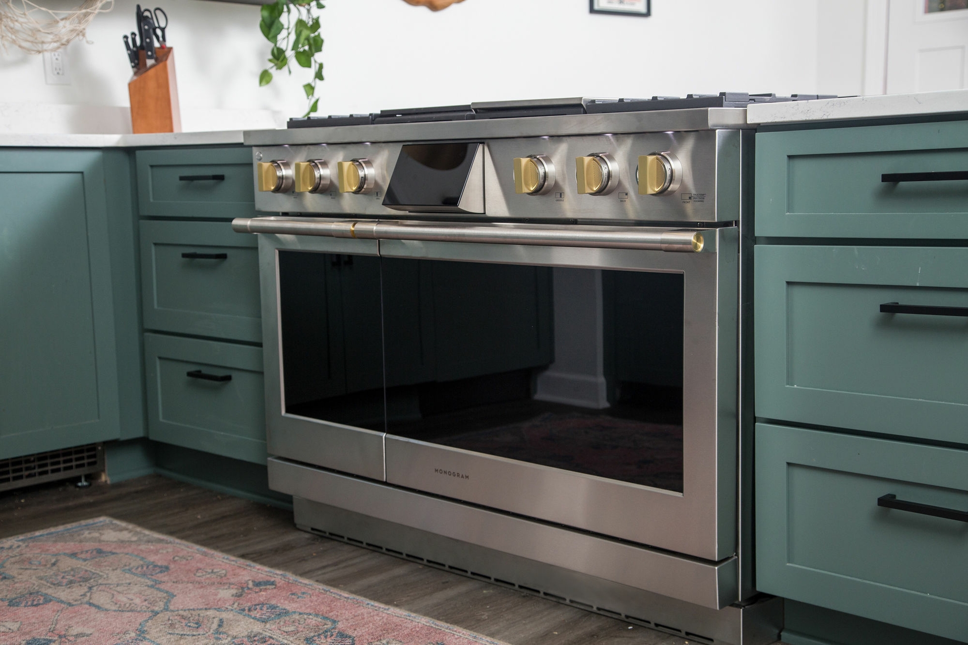 As part of the partnership, Monogram designed the kitchen layout for The LEE Initiative and donated a full suite of its latest professional appliances to be used by the visiting chefs when they are in town for instruction from Chef Edward Lee.