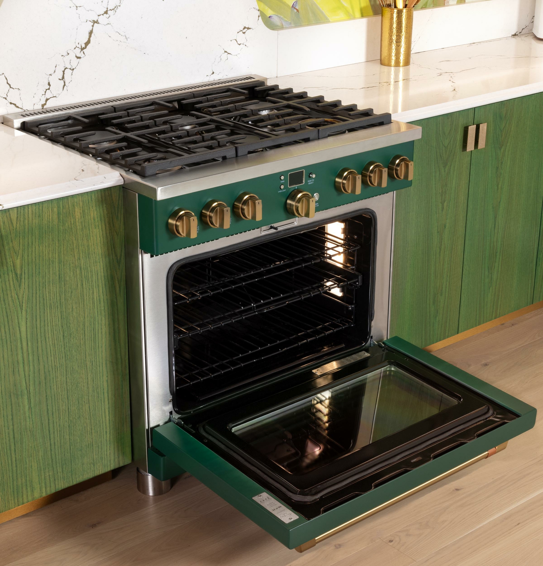  THE CAPSULE COLLECTION CAFÈ EMERALD COMMERCIAL STYLE RANGE FEATURES A SPACIOUS OVEN WITH AMPLE CAPACITY AND THE CONVENIENCE OF A NO-PREHEAT AIR FRY 