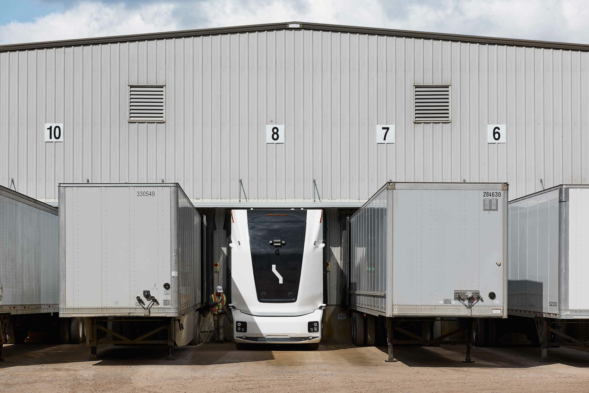 GE Appliances partners with Einride to implement autonomous electric truck to transport goods in Selmer TN
