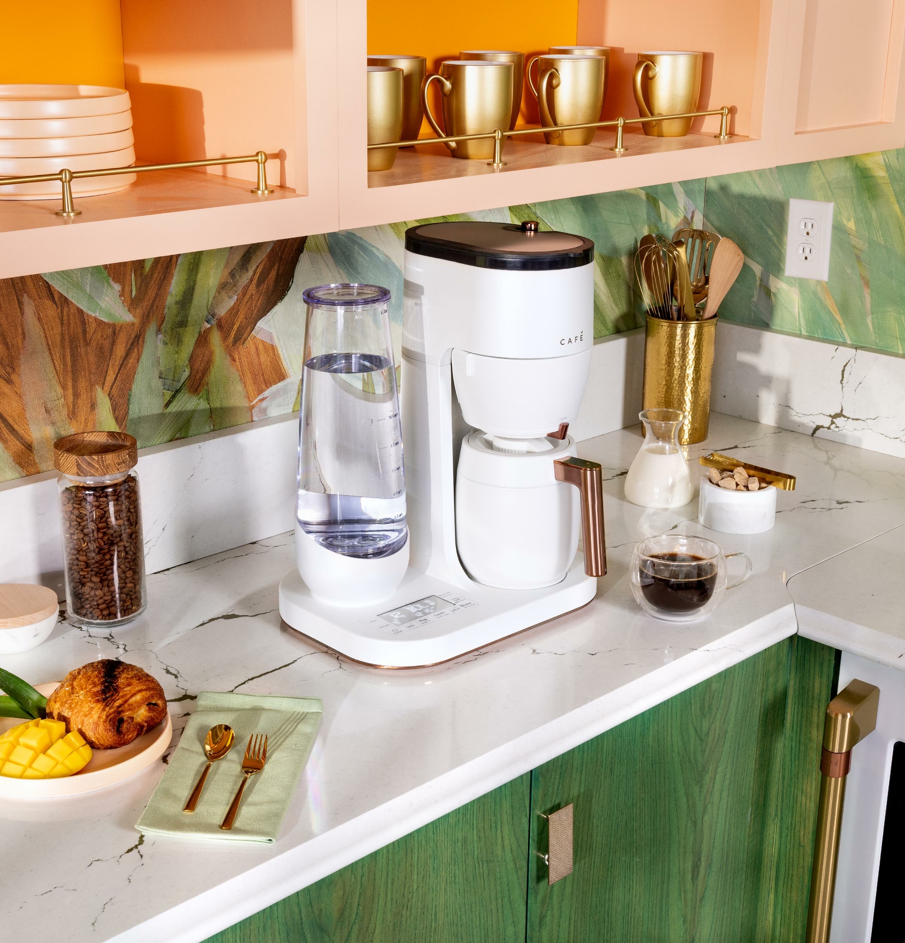 The CAFÉ Grind and Brew boasts a bold design that is inspired by stylish vases and vessels. 