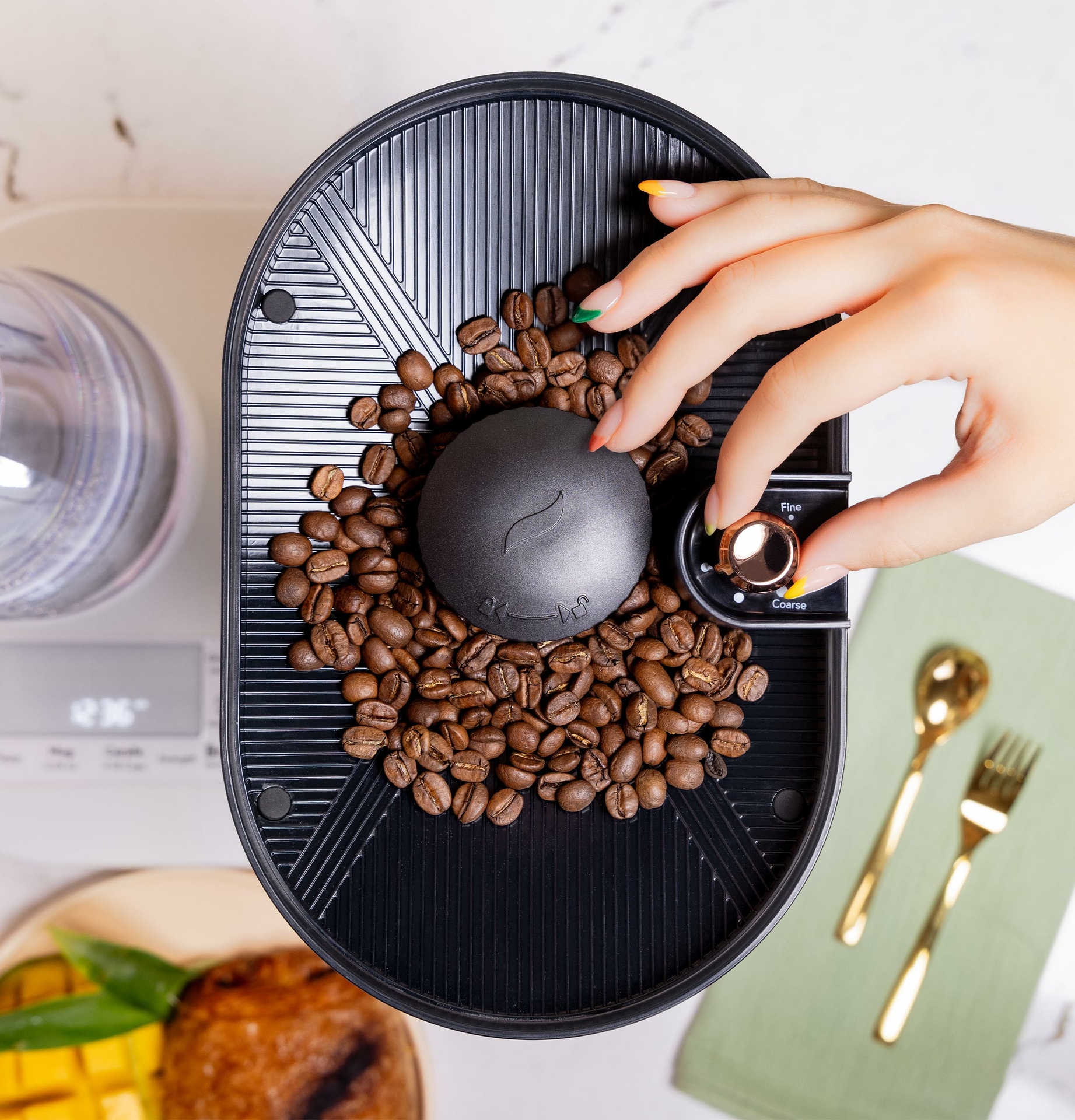 The CAFÉ Grind and Brew Features Six Grind Size Adjustments from Fine to Coarse to ensure the perfect flavor and complexity.