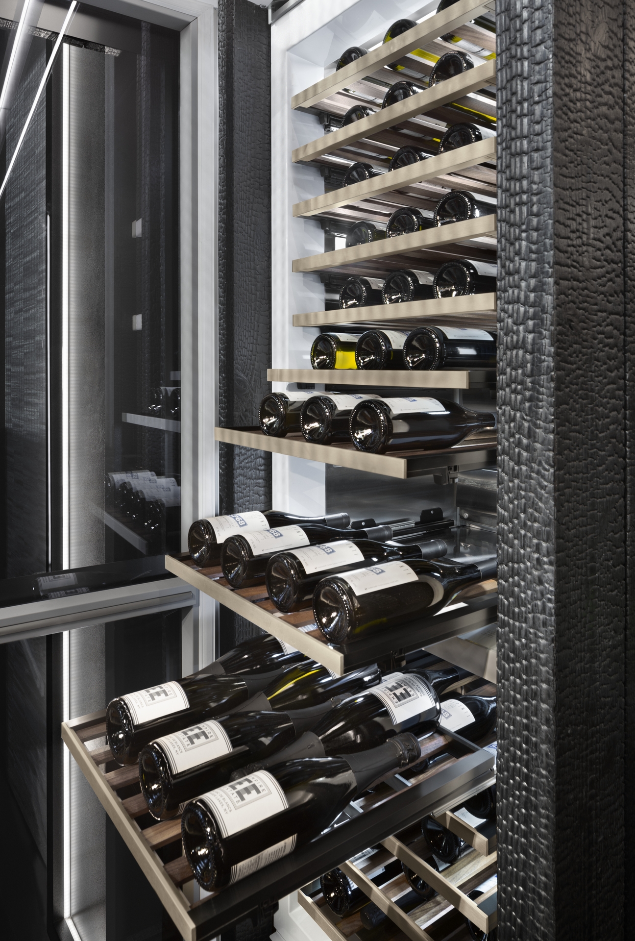 FEATURES RAMP-UP LED LIGHTING TO ILLUMINATE THE 91-BOTTLE CAPACITY OFFERING EASY SELECTION AND A SLEEK AESTHETIC