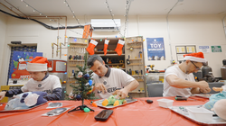 A team of mechanical and electrical engineers from GE Appliances came together and transformed their air conditioning lab at the company’s Kentucky-based headquarters into a whimsical elf workshop.
