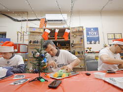 A team of mechanical and electrical engineers from GE Appliances came together and transformed their air conditioning lab at the company’s Kentucky-based headquarters into a whimsical elf workshop.