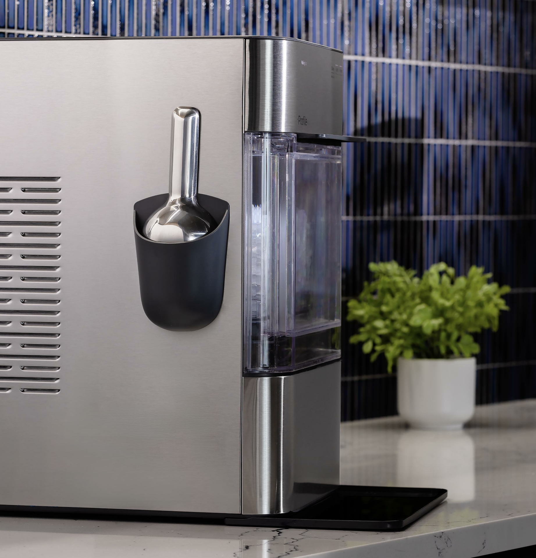 A new, premium magnetic scoop storage and stainless-steel scoop makes getting a hold of the good ice even more convenient. 