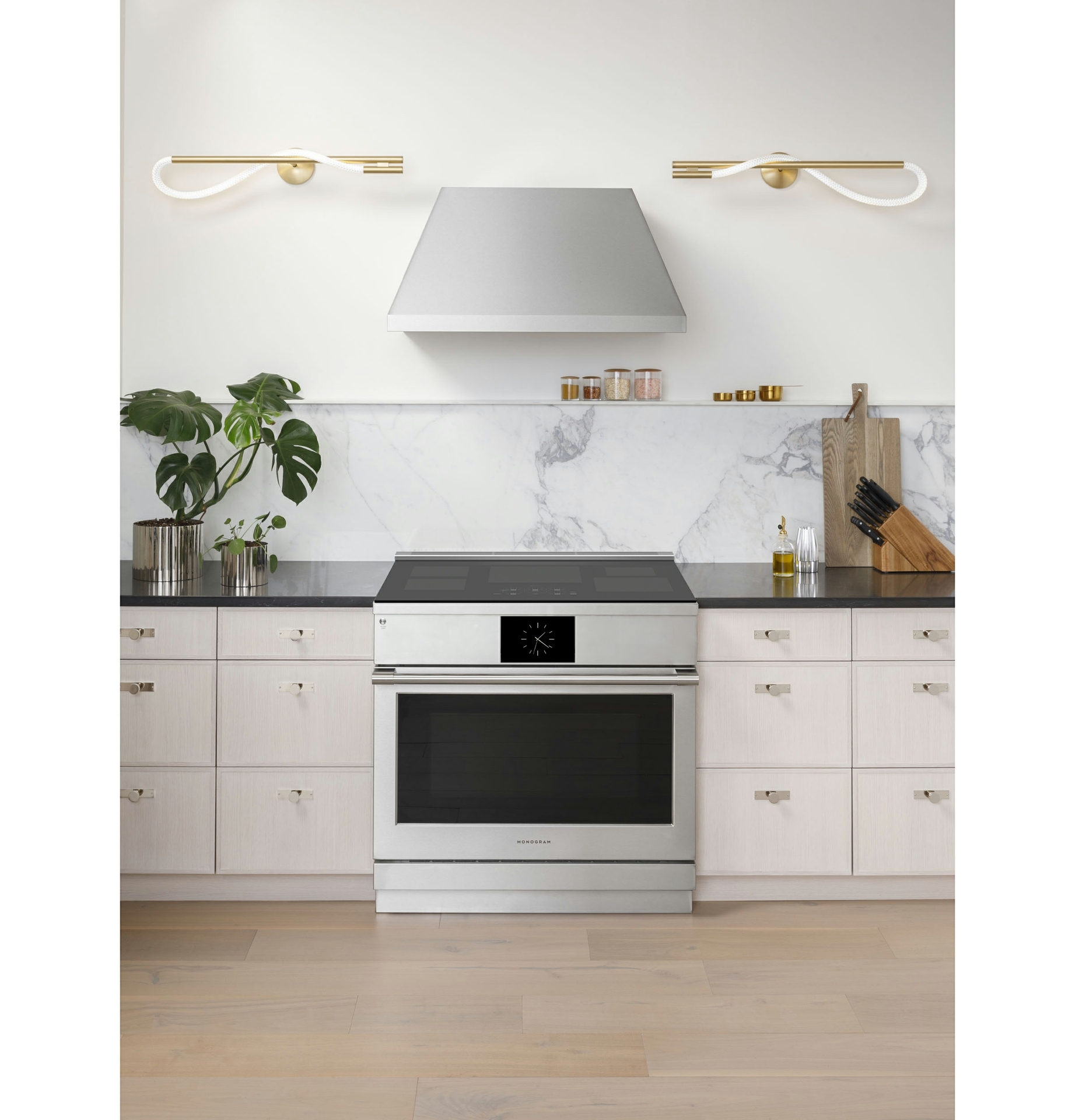 As a state-of-the-art appliance, the sleek design offers four or five burners and an easy to clean surface by including edge to edge glass and three smooth glide racks