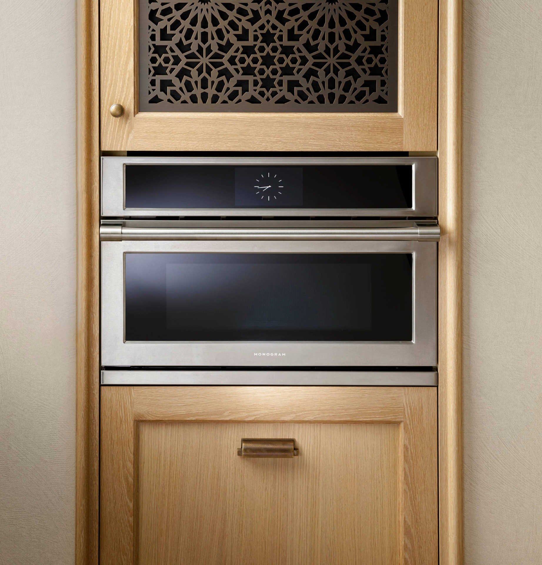 The Monogram 5-in-1 Oven with Advantium® Technology delivers restaurant-quality results with minimal effort. 