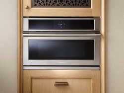 The Monogram 5-in-1 Oven with Advantium® Technology delivers restaurant-quality results with minimal effort. 