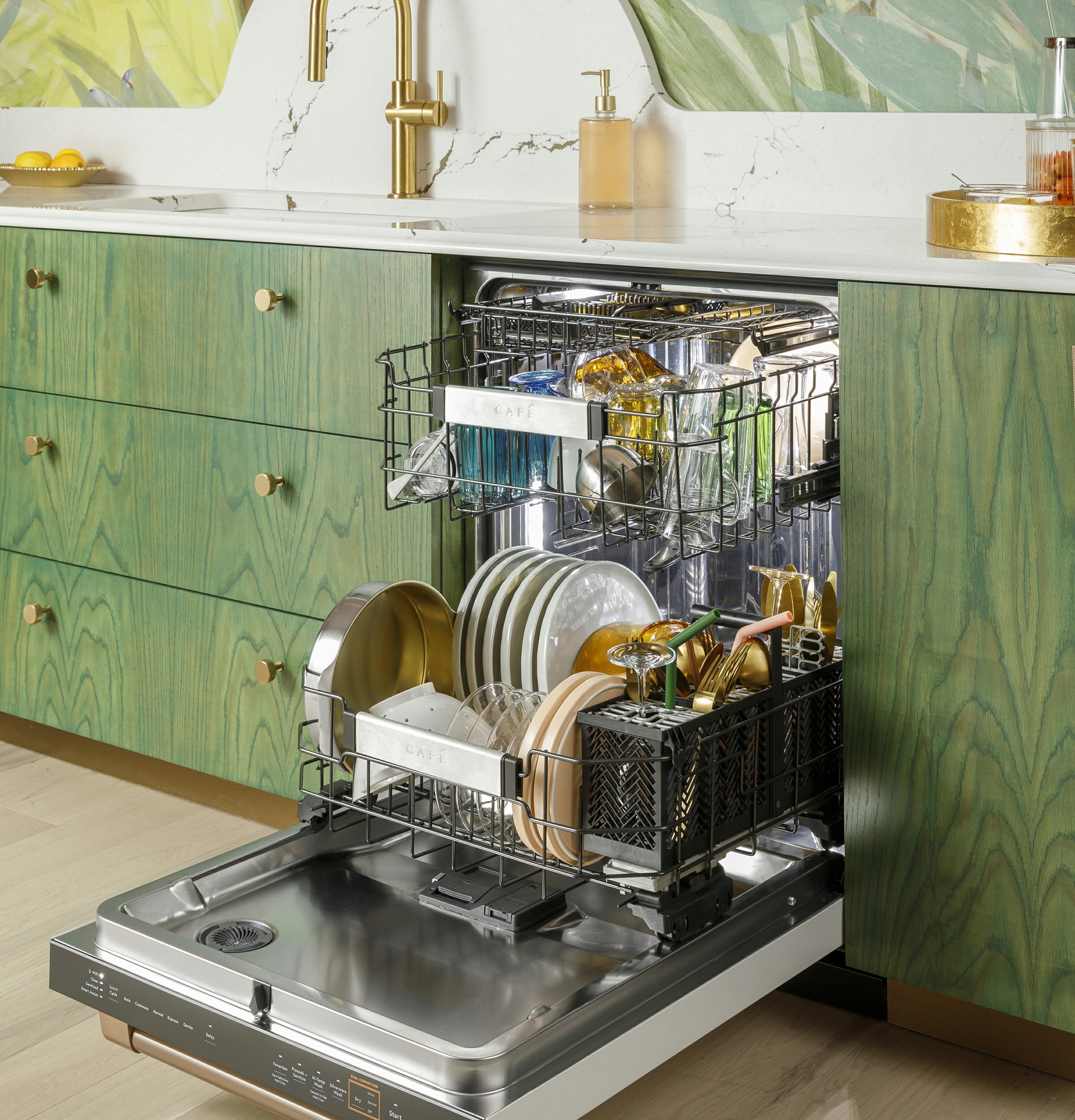 With a customizable top rack, basket and lid caddy the CAFÉ CustomFit Stainless Steel Interior Smart Dishwasher has a place for everything.