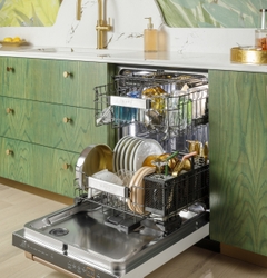 With a customizable top rack, basket and lid caddy the CAFÉ CustomFit Stainless Steel Interior Smart Dishwasher has a place for everything.