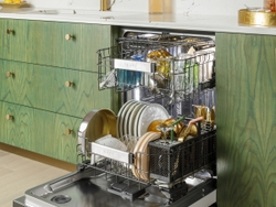 With a customizable top rack, basket and lid caddy the CAFÉ CustomFit Stainless Steel Interior Smart Dishwasher has a place for everything.