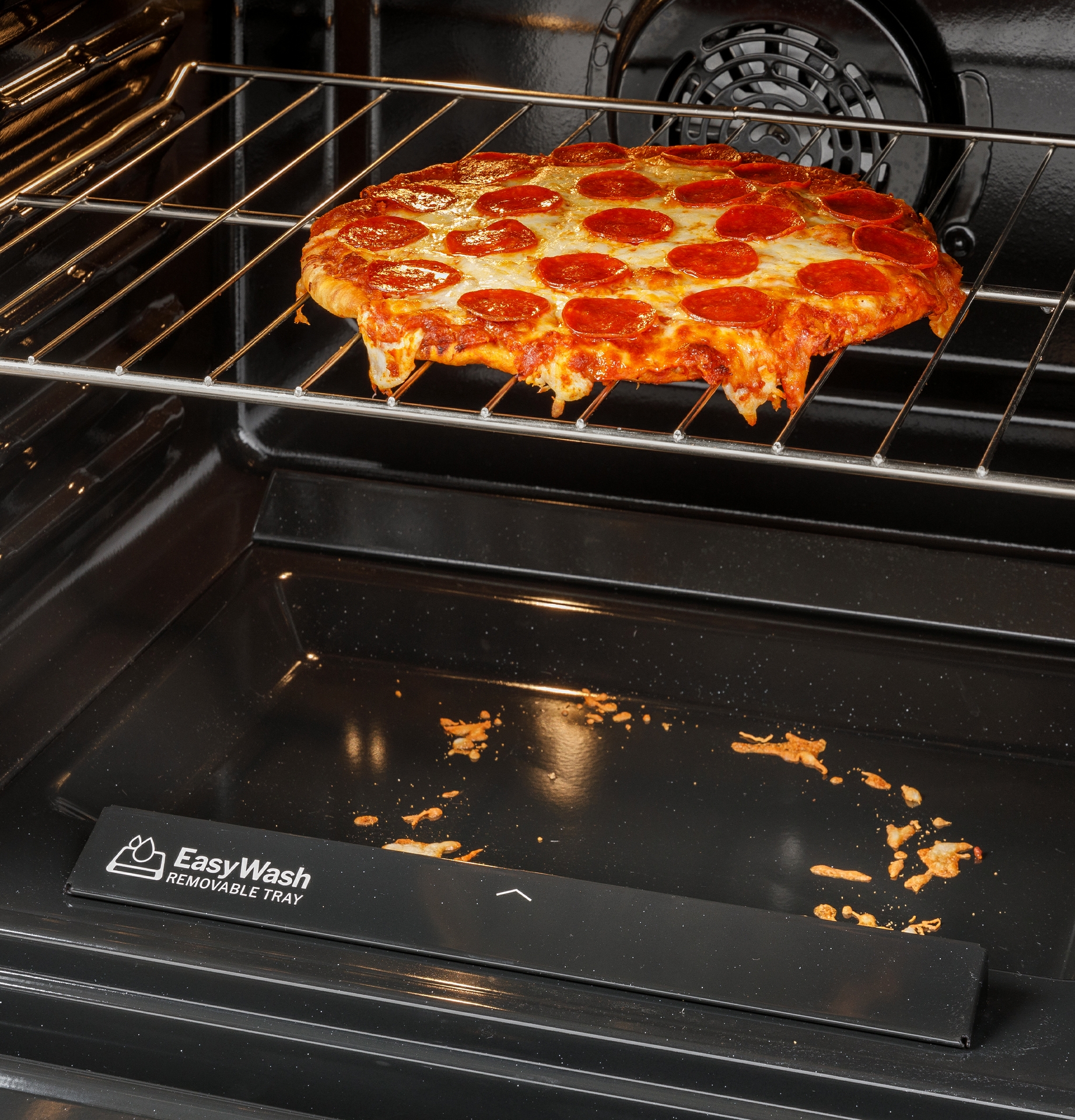 The EasyWash Removable Oven Tray makes clean up effortless and provides an alternative to the traditional cleaning method requiring someone to reach deep within the cavity to scrub the surface.