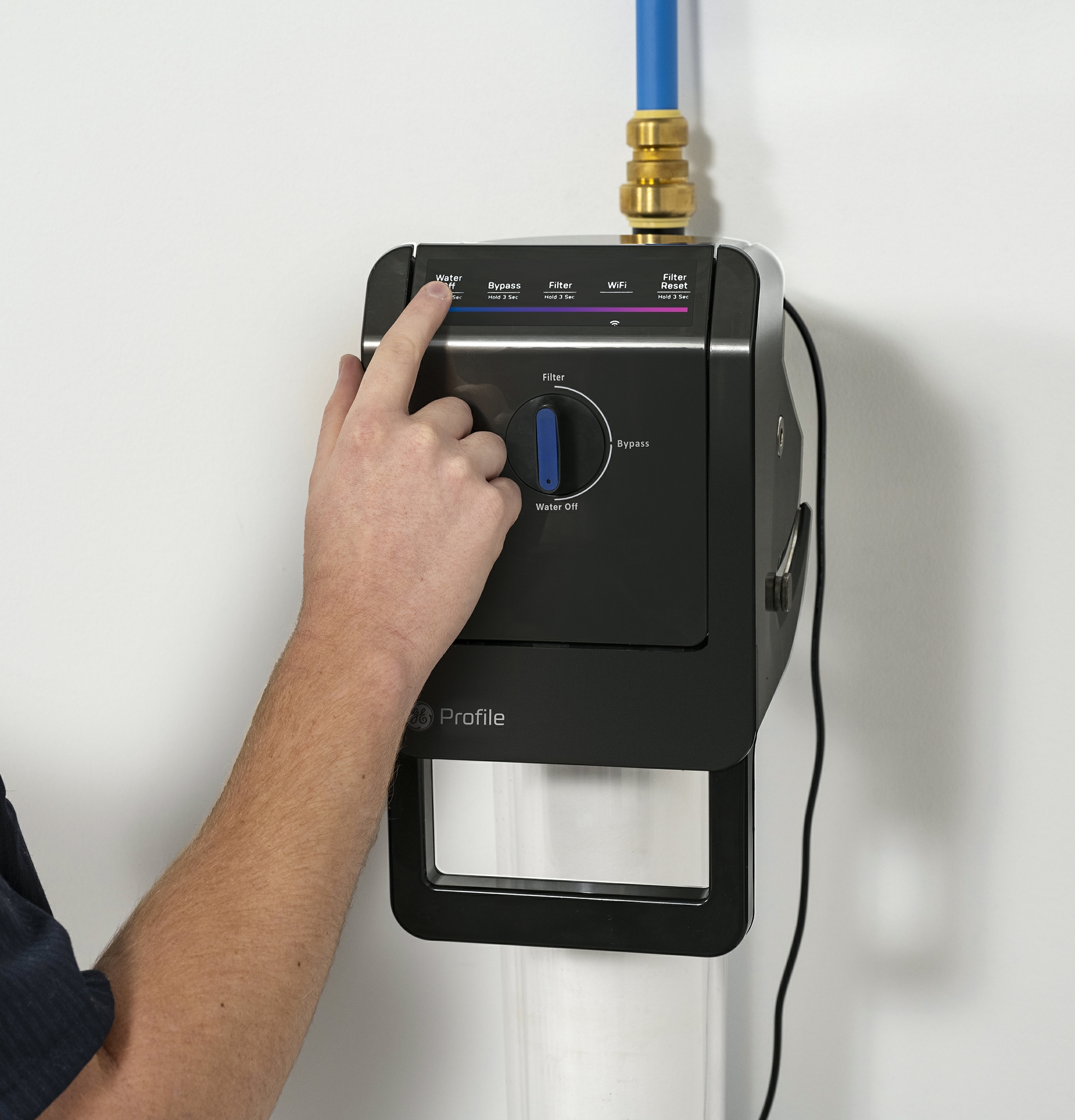 The GE Profile™ Smart Water Valve with Integrated Filtration provides cleaner and clearer water throughout the entire home.