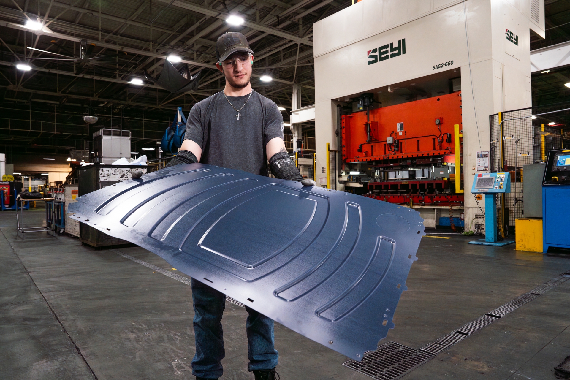 GE Appliances stamping and fabrication team leader Geoffrey Bush holds a galvanized steel side panel made using American steel from United States Steel Corporation (U.S. Steel) and Metals USA. U.S. Steel, based in Pennsylvania, and Metals USA, based in Ohio, supply the American-made steel that forms the structural body of GE Appliances’ front-load dryers and will support the new washer line being built at Appliance Park in Louisville, Ky.