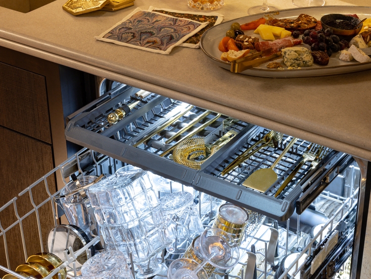The Monogram™ Dishwasher enhances flexibility with a removable third rack and dedicated wash zone, creating space for taller items while ensuring thorough cleaning.