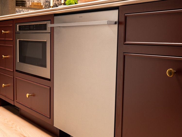 Available in elegant panel-ready configurations, Monogram™ 900 and 800 Series Fully Integrated Dishwashers deliver exceptional performance, versatile storage and custom cycles designed for avid entertainers.