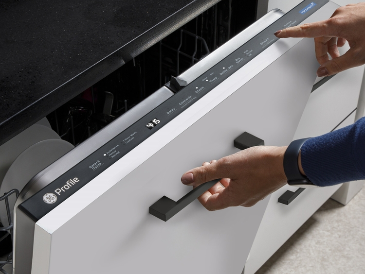 Engineered for superior cleanliness and quiet operation, the GE Profile™ Top Control Dishwasher brings high-performance innovation to today’s kitchens.
