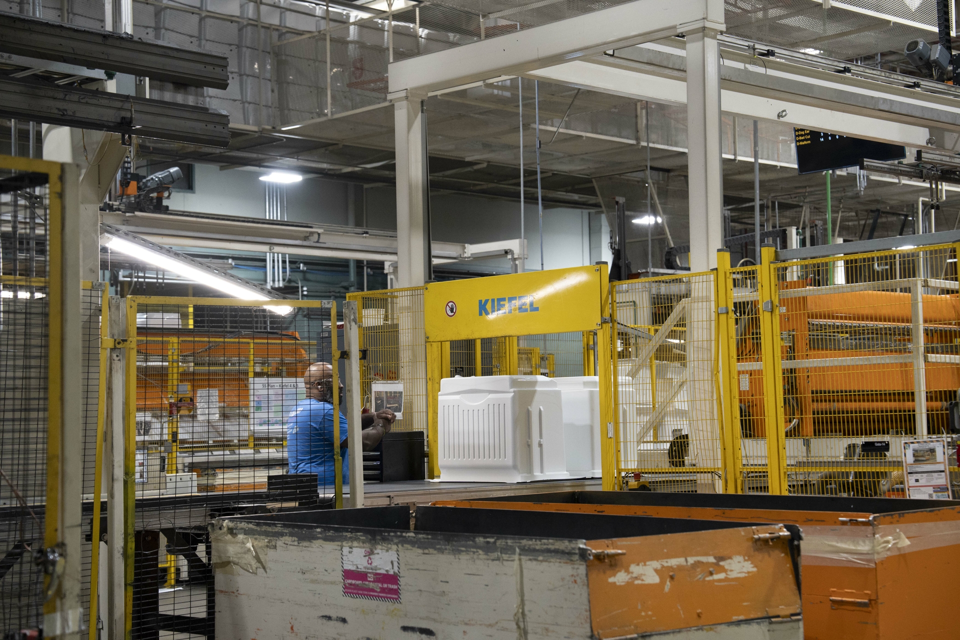 GE Appliances added new thermoforming equipment to its Decatur AL plant to increase capacity and improve efficiency. 