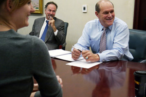 UNM President Robert Frank meeting with the Student Publications Board