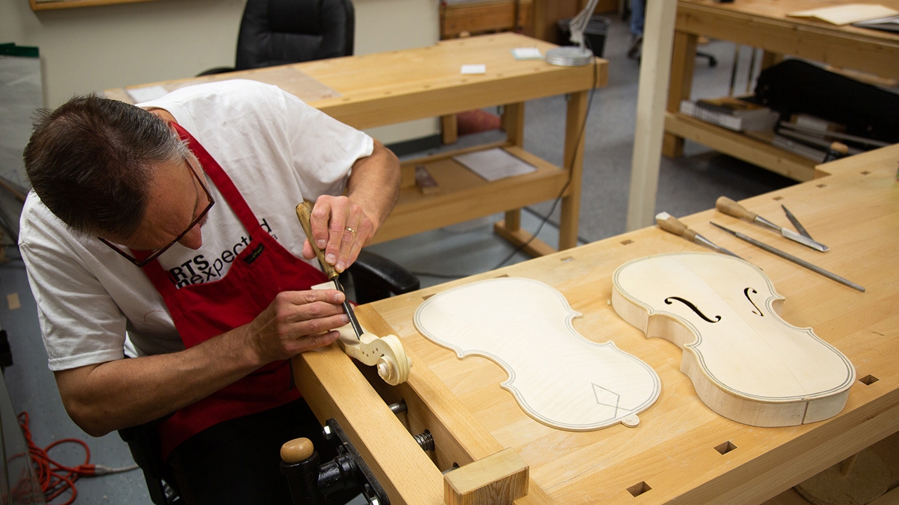 Class teaches the traditional art of making violins | UNM UCAM 