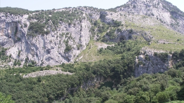 Research supports rock structure likely used for bone tool work at El Mirón