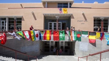 UNM celebrates bilingualism with guest speaker