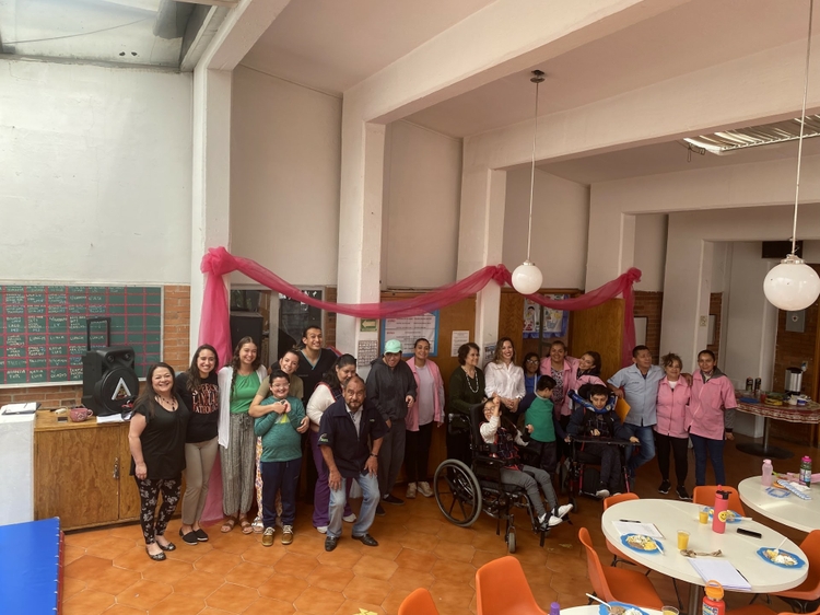 Comunidad Crecer group comes together