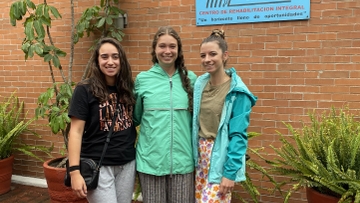 UNM Speech & Hearing Sciences team against comunidad Crecer wall