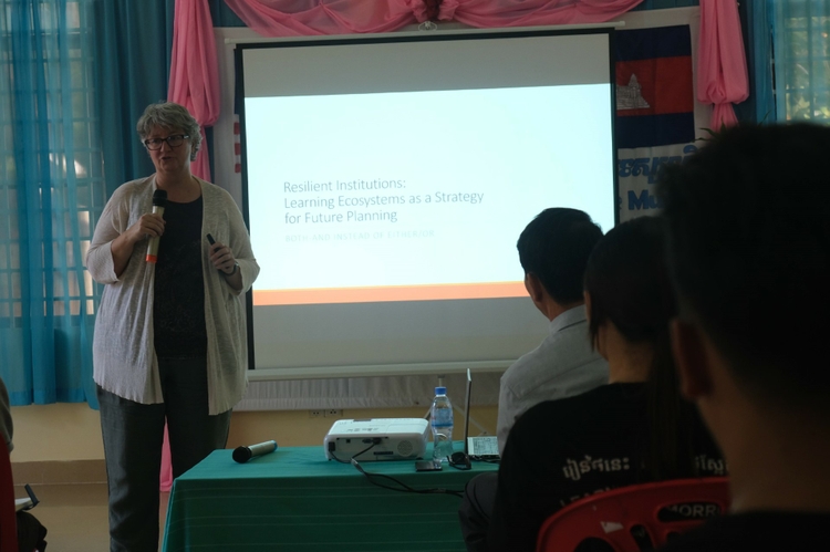 UNM Assistant Professor Stephanie Moore gives presentation on online learning