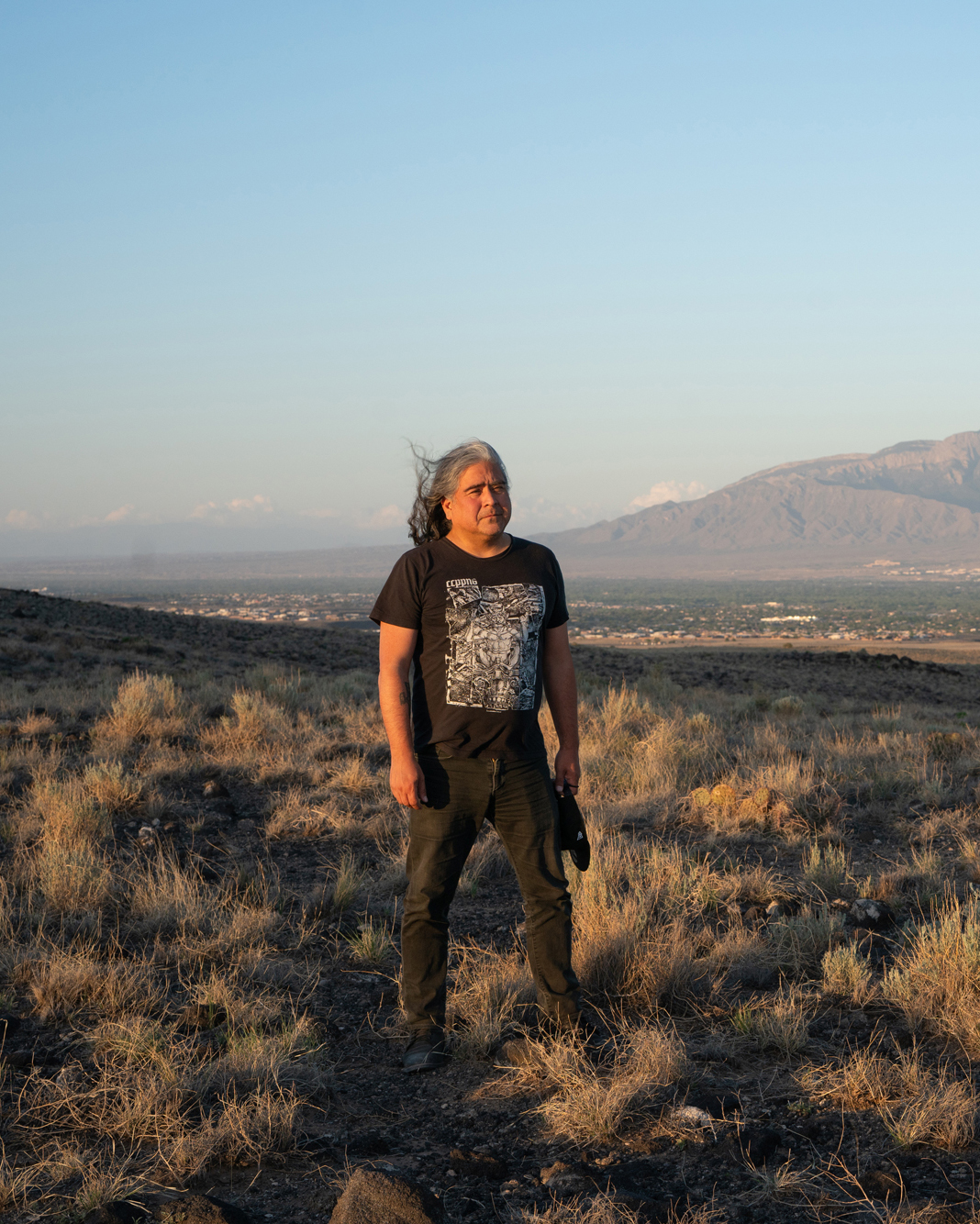 Raven Chacon di situs Gunung Berapi Tiguex