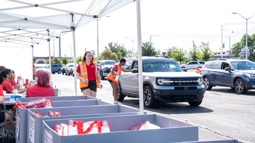 Move in Day volunteers directing traffic