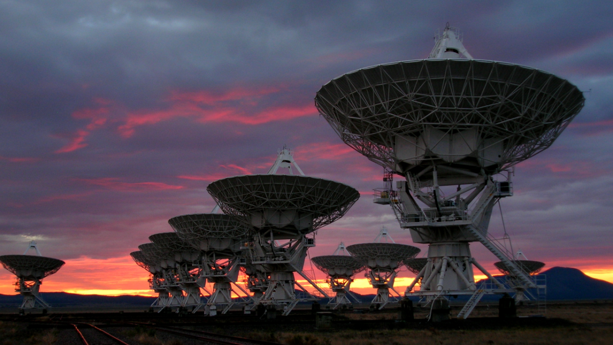 The Very Large Array (VLA) in New Mexico. The VLA is comprised of 27 individual 27-m telescopes which are situated in a Y-shaped configuration with an 11-mile long north-aligned arm and two 13-mile long arms. Image credit: VLA / NRAO VLA2