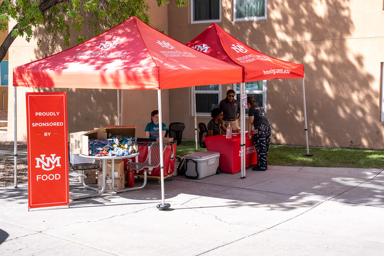 UNM Foods volunteering at Move in Day