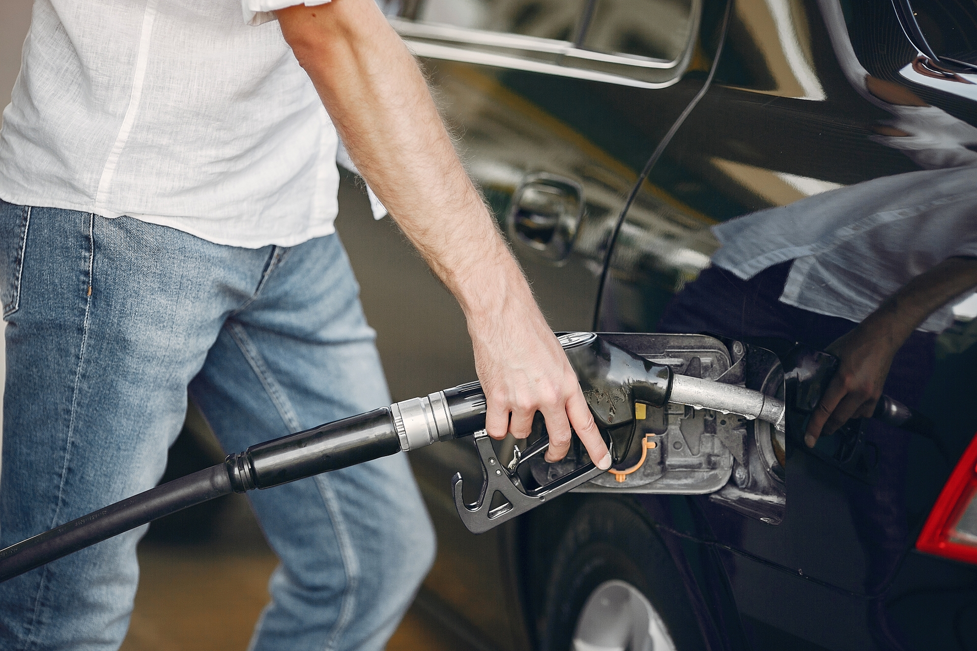 man-pours-gasoline-into-tank-of-car-5K7ZT8U