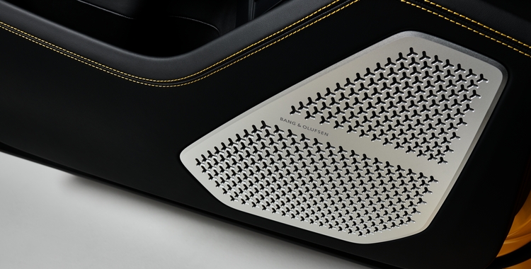 urus_yellow_detail_woofer_BeO