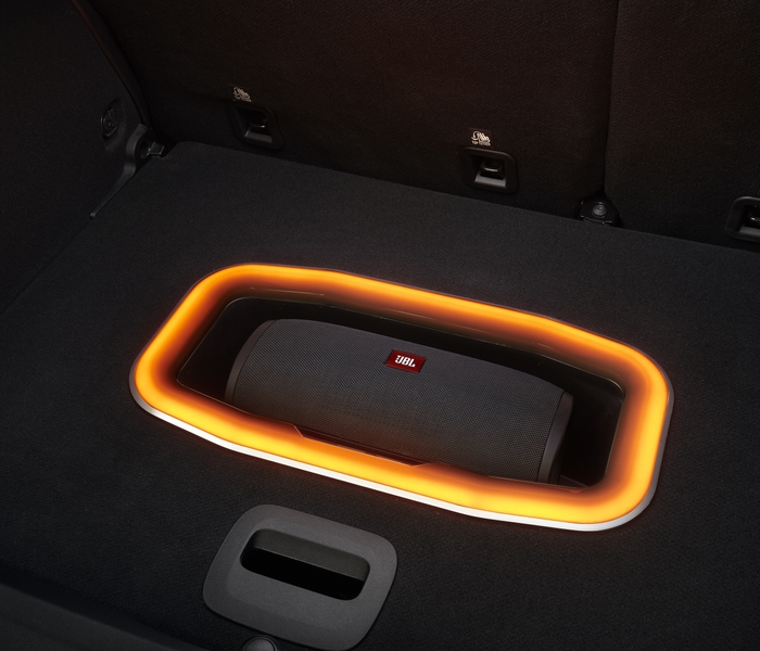 VOYAGER Next_TRUNK_SUB_WOOFER_LIGHT_ON