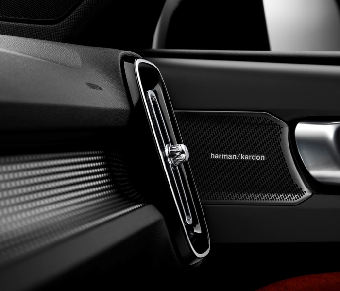 213038_New_Volvo_XC40_Harman_Kardon_speakers