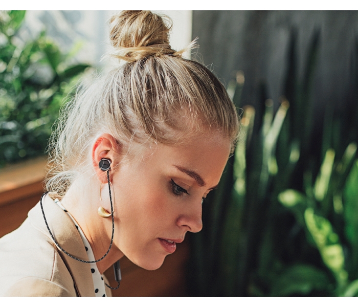 AKG N200