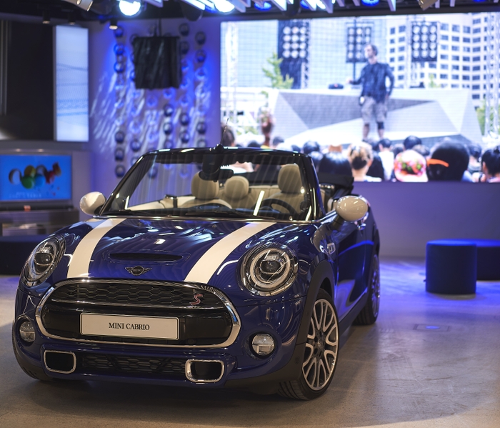 Car _ Stage Munich Experience Store