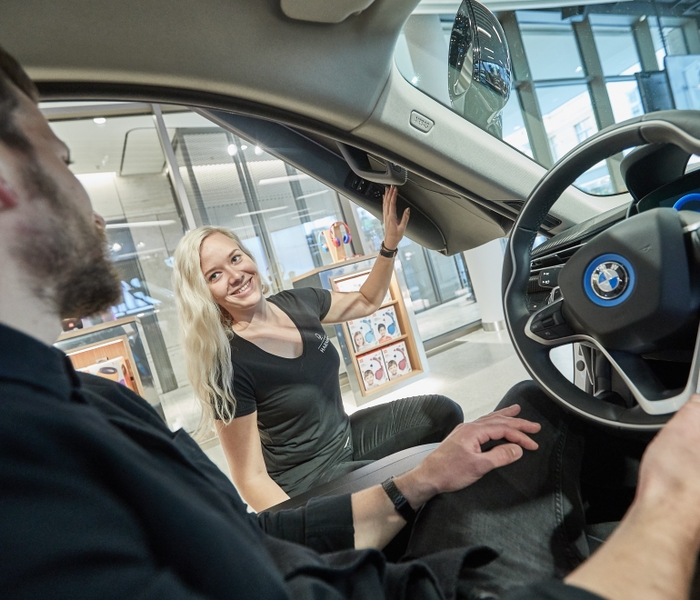 HARMAN Experience Store Cusotmer Interaction BMWi8