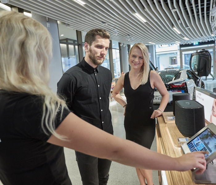 HARMAN Experience Store Customer Interaction