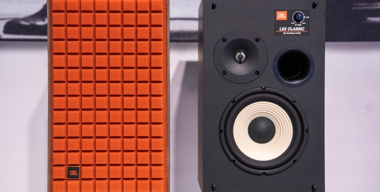 JBL L82 Classic Bookshelf Monitors
