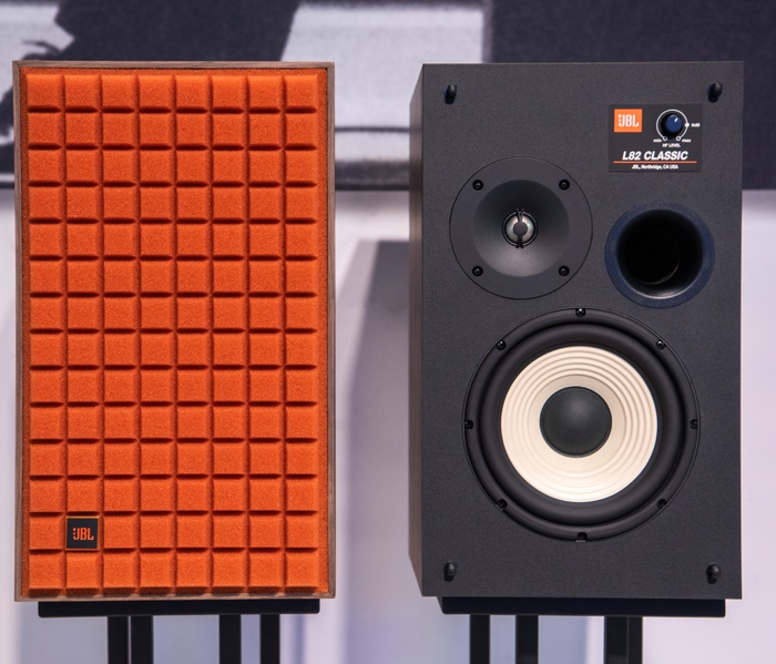 JBL L82 Classic Bookshelf Monitors