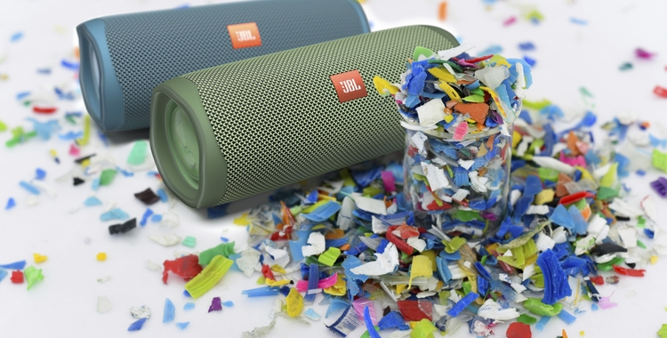 JBL Flip 5 Ocean_Forest eco edition lifestyle image_NEW